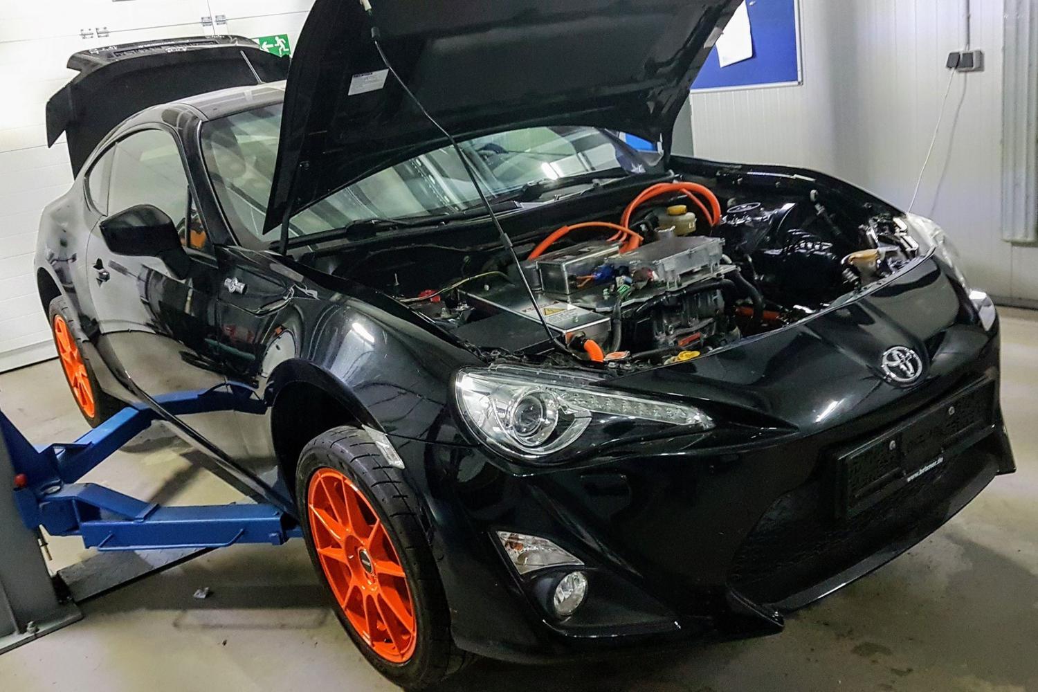 В Toyota GT86 установили электромотор от Nissan Leaf — Motor