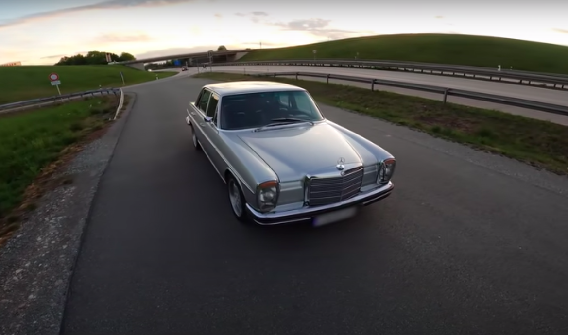 Видео: Mercedes-Benz 1973 года разогнали до максимальной скорости — Motor