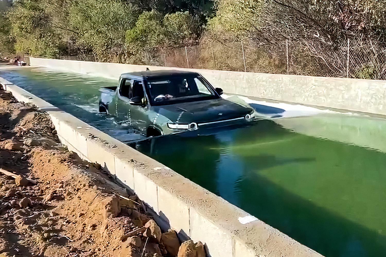 Видео: электрический пикап Rivian погрузили в воду по капот. И он едет —  Motor