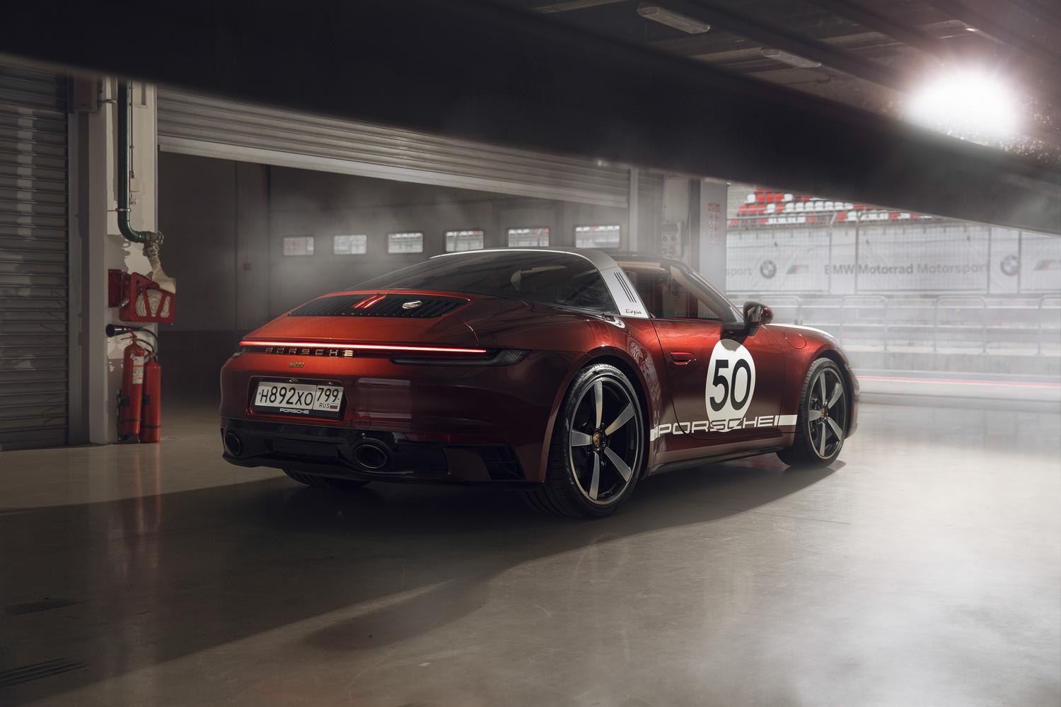 В руках редакторов Мотора побывал Porsche 911 Targa 4S Heritage Design  Edition — Тест-драйв — Motor