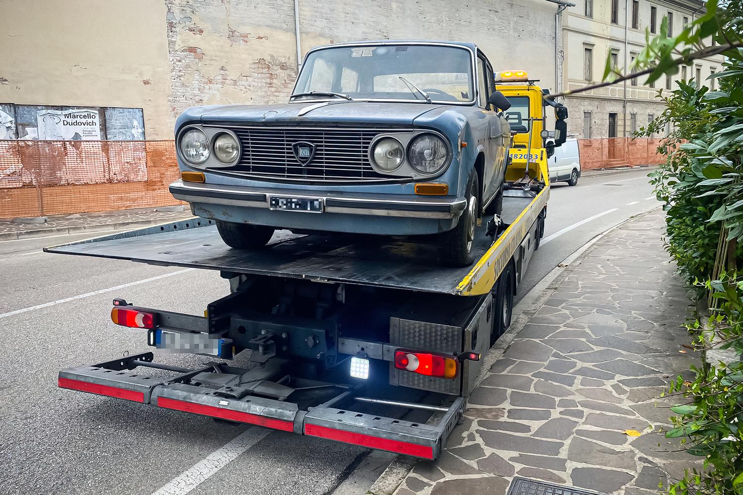 В Италии эвакуировали Lancia Fulvia, которая почти полвека стояла на одном  месте — Motor