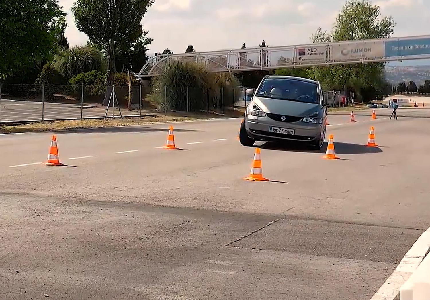 Видео: 20-летний Renault справляется с «лосиным тестом» лучше многих  современных автомобилей — Motor