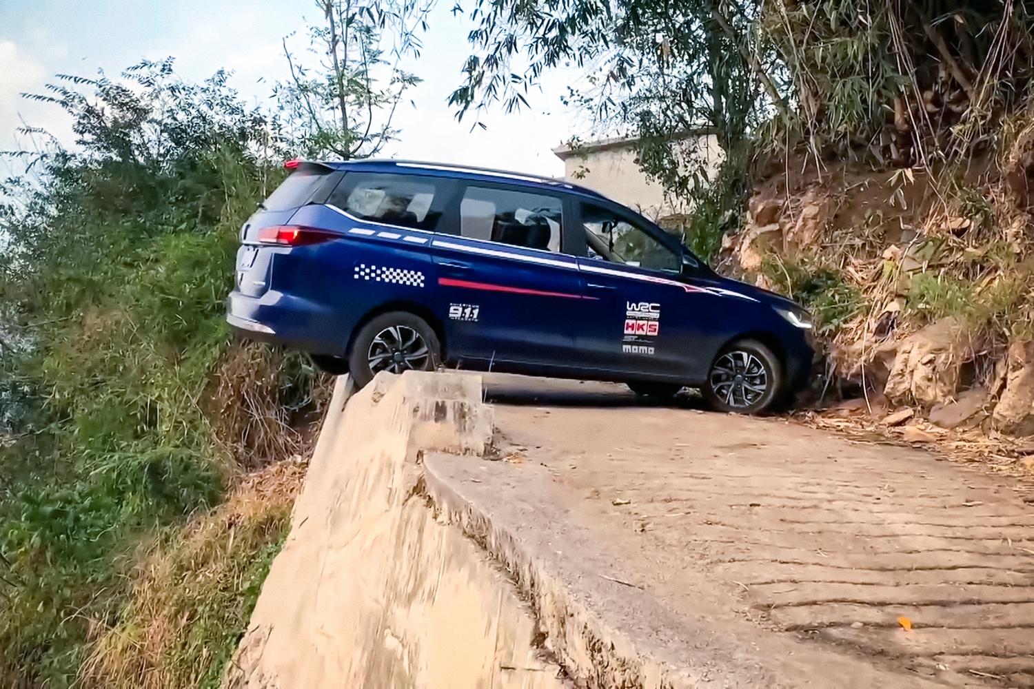 Видео: водитель развернулся на узкой тропинке на краю пропасти — Motor