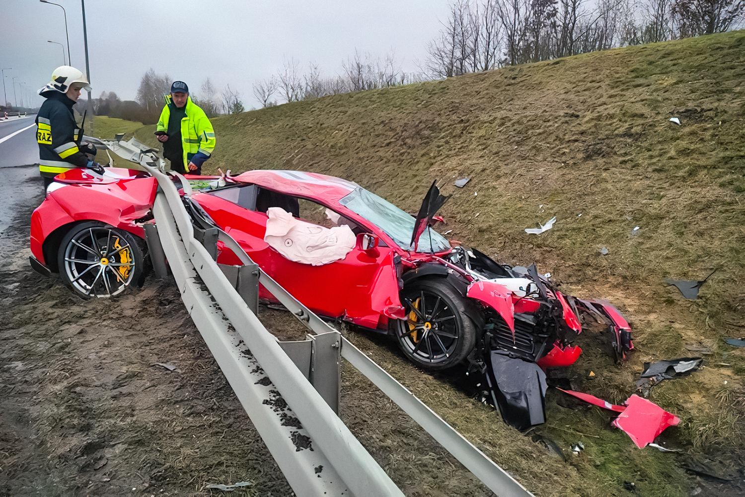 В Польше разбили Ferrari за 25 миллионов рублей: ее не смог остановить  отбойник — Motor