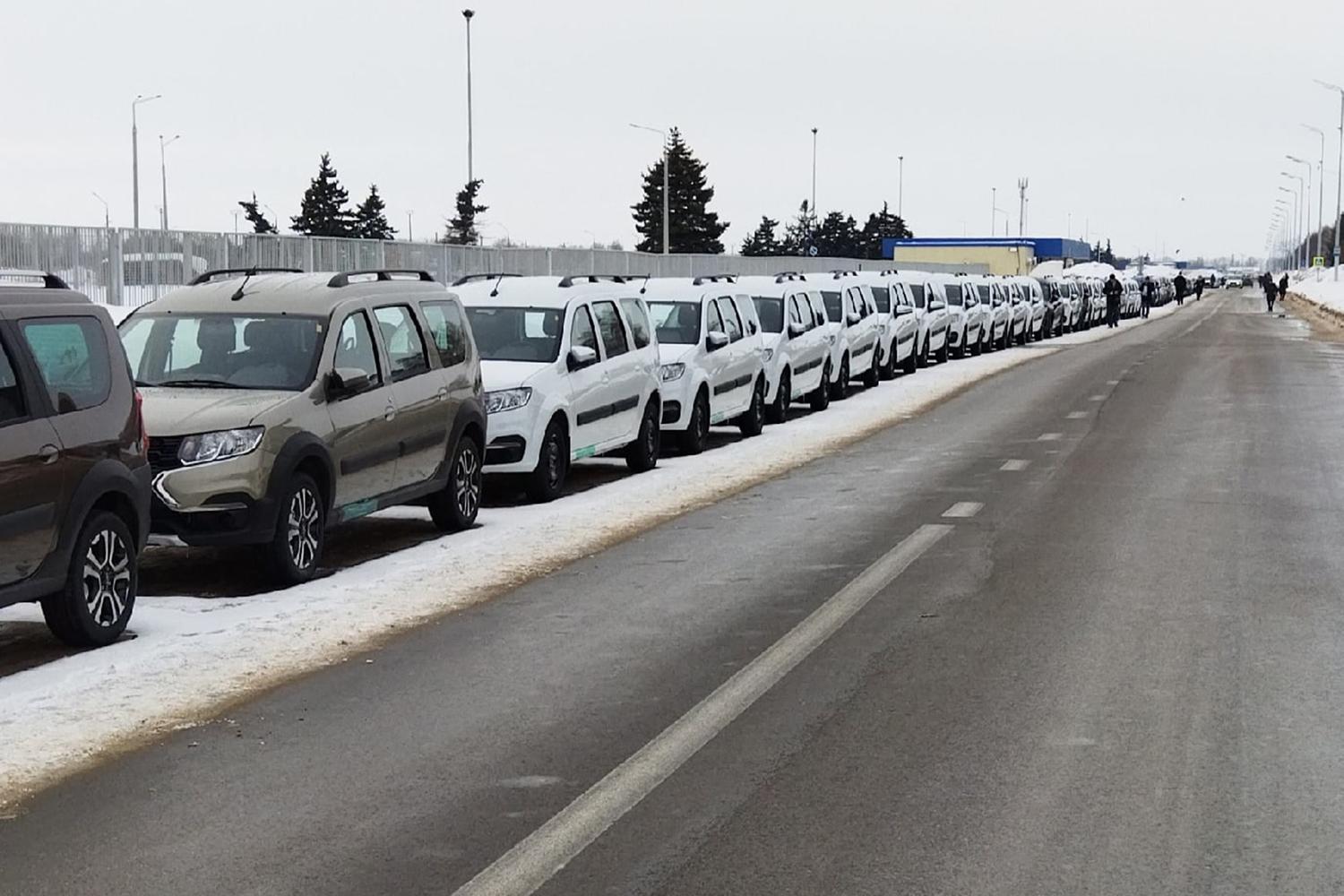 Посмотрите на бесконечную очередь из Lada Largus: они не могут попасть к  дилерам — Motor