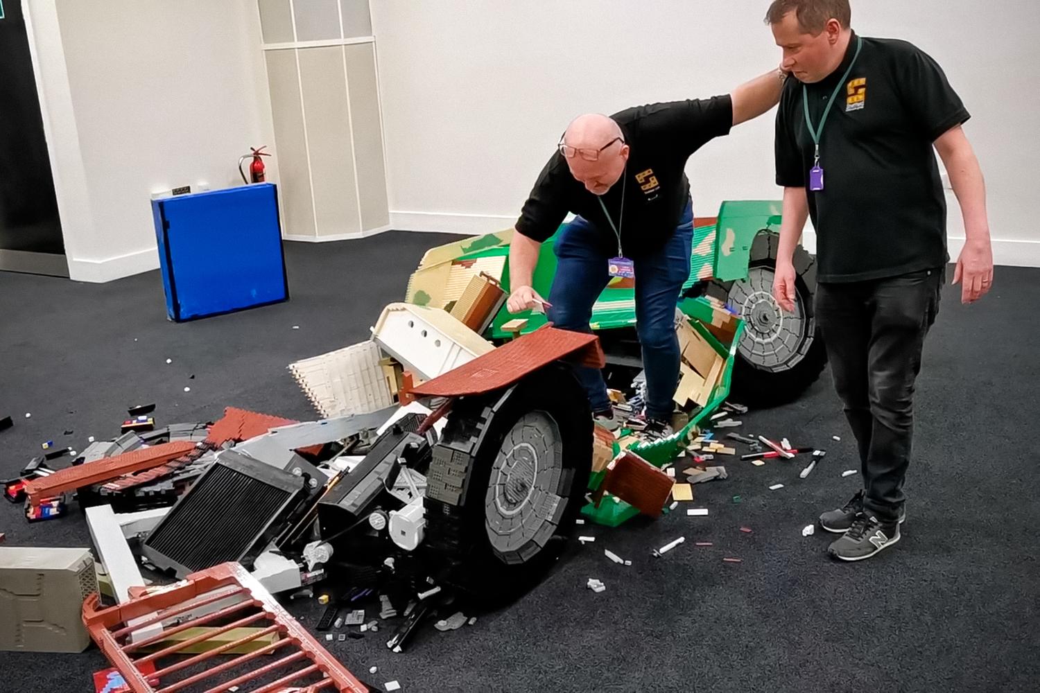 Видео: Jeep из 120 тысяч кубиков Lego развалился под весом своего создателя  — Motor