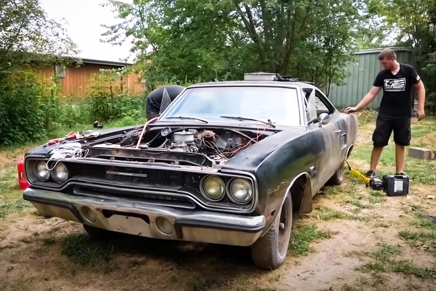 Видео: 52-летний Plymouth Satellite завели после 40 лет забвения в лесу —  Motor