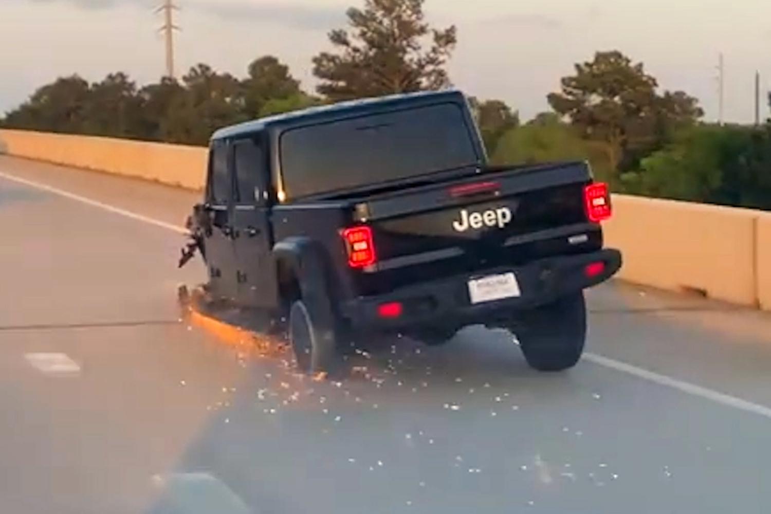 Видео: Jeep Gladiator лишился двух шин и части колеса, но продолжает ехать  — Motor