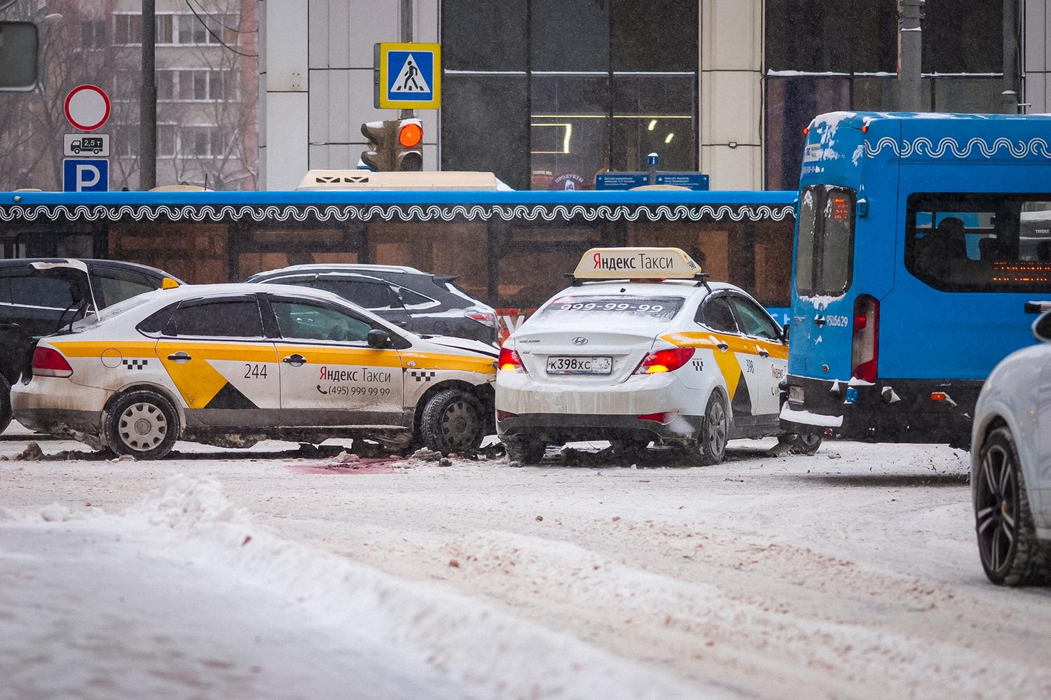 Какие автомобили такси чаще попадают в аварии: данные страховщиков — Motor