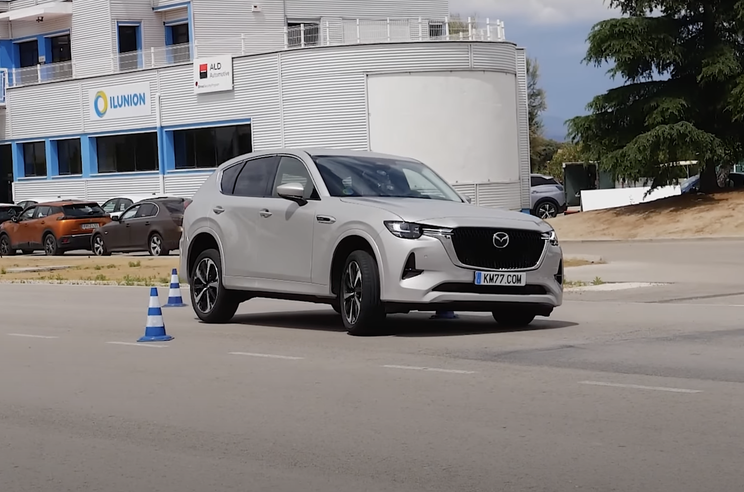 Видео: Mazda CX-60 неожиданно хорошо выступила на «лосином тесте» — Motor