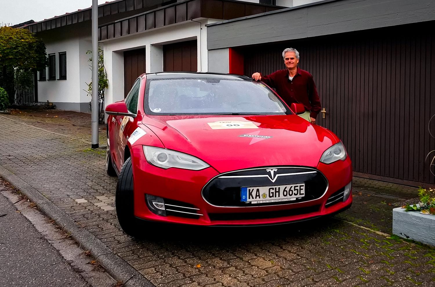 Владелец Tesla Model S проехал на электрокаре два миллиона километров,  сменив 13 моторов — Motor