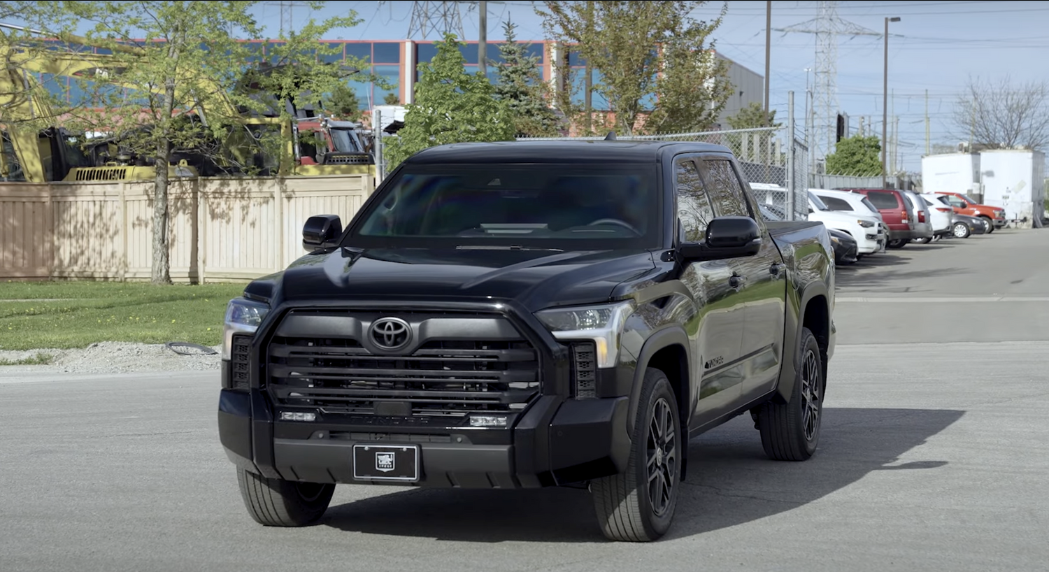 Японский пикап Toyota Tundra превратили в необычный броневик — Motor