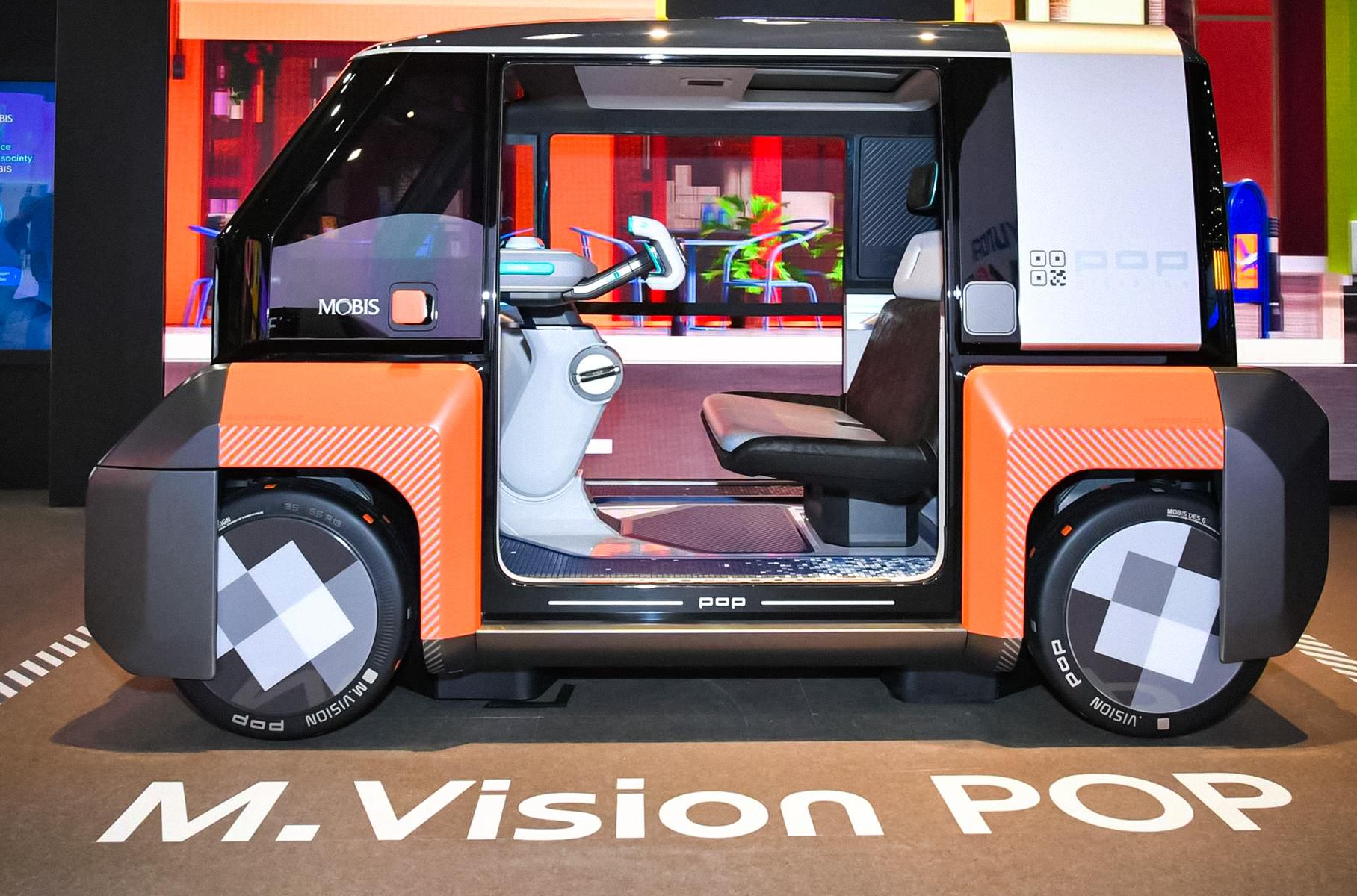 Для вузьких вулиць Львова та Чернівців: новий мінівен Hyundai навчили їздити боком