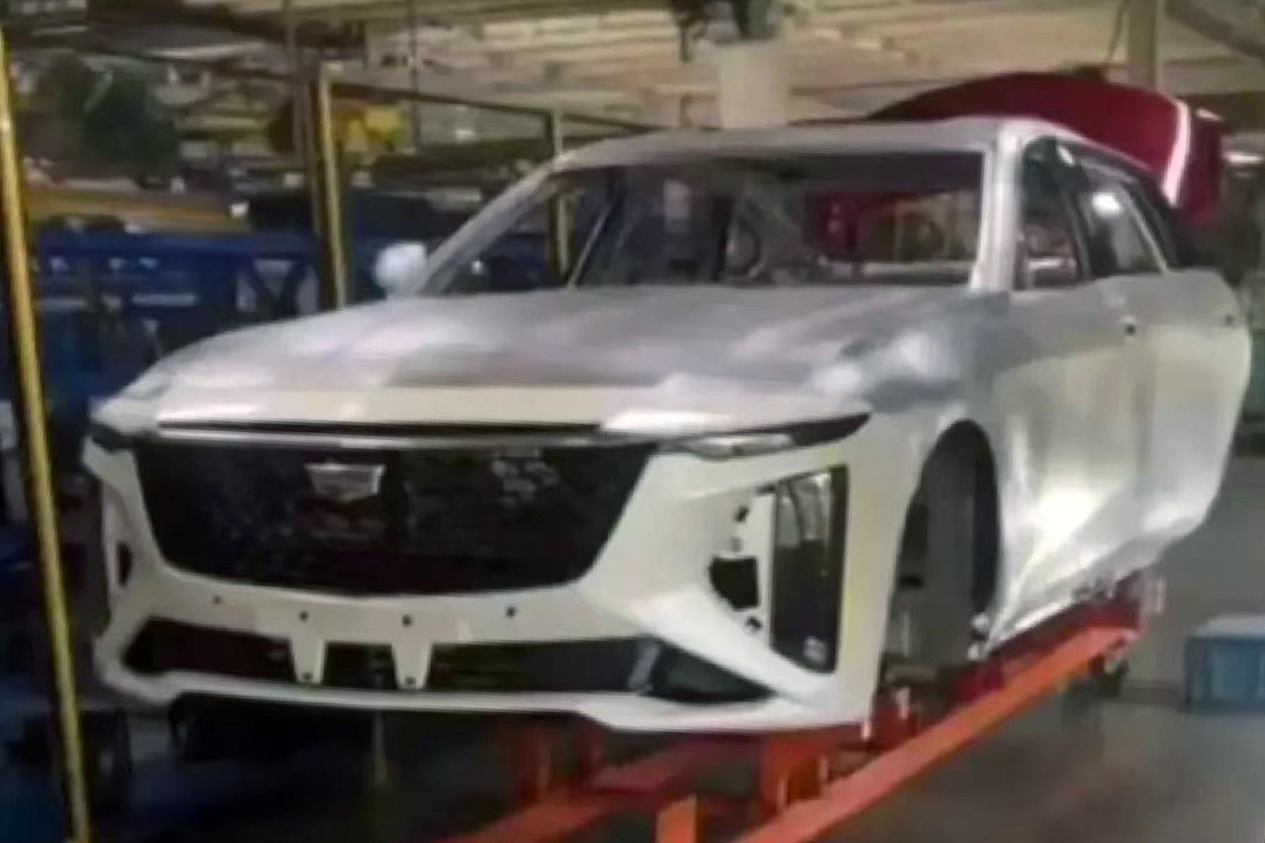 Cadillac CT6 нового поколения раскрыли на шпионских фотографиях