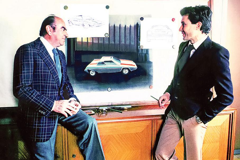 1975 или 1976 год: Гандини и Бертоне с рисунками концепт-кара Ferrari Rainbow