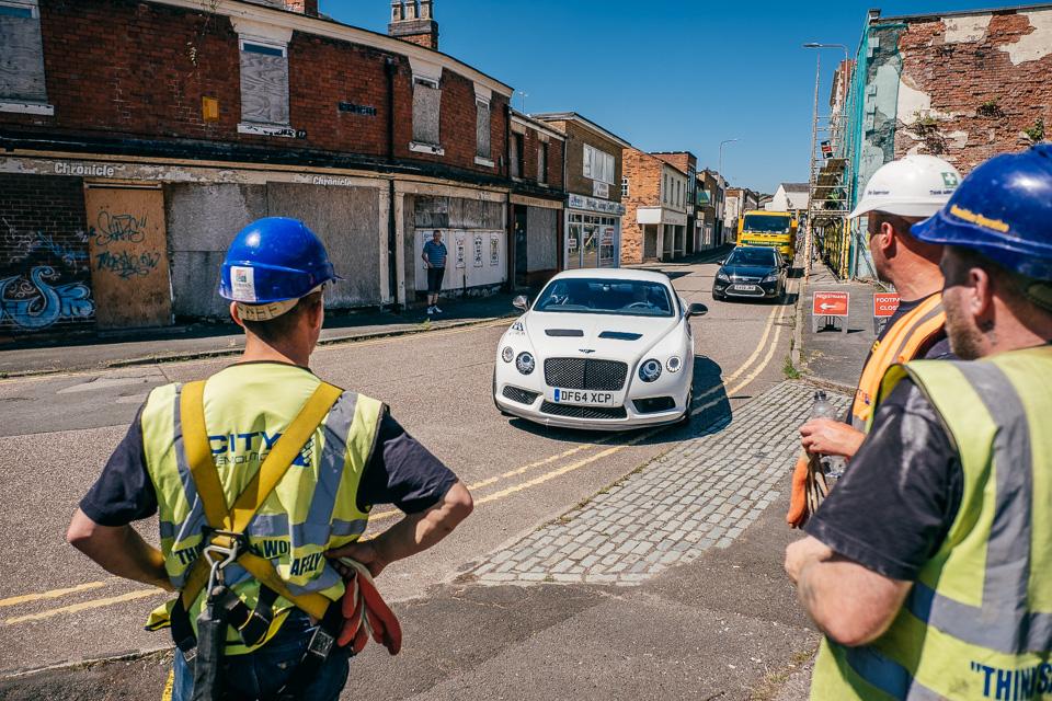 my vzyali dva sportkara bentley mezhdu