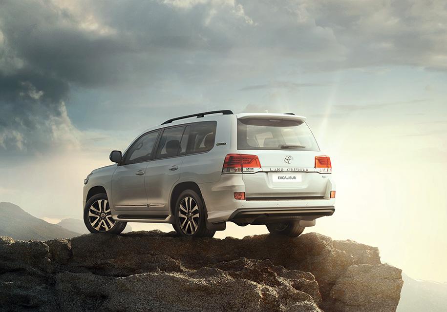 Тоета представила топ-версию Land Cruiser двести Excalibur