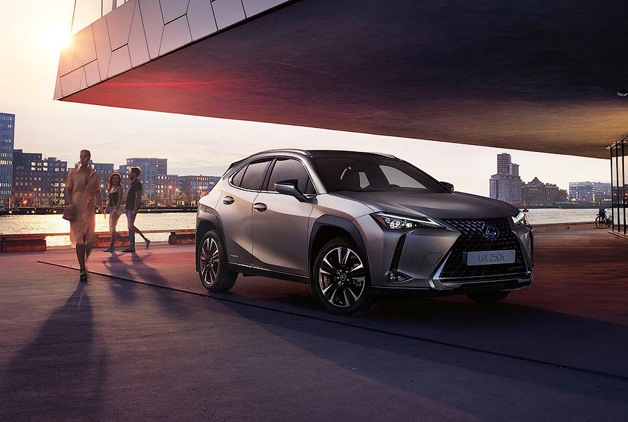 В Рф начались реализации кроссовера Lexus UX