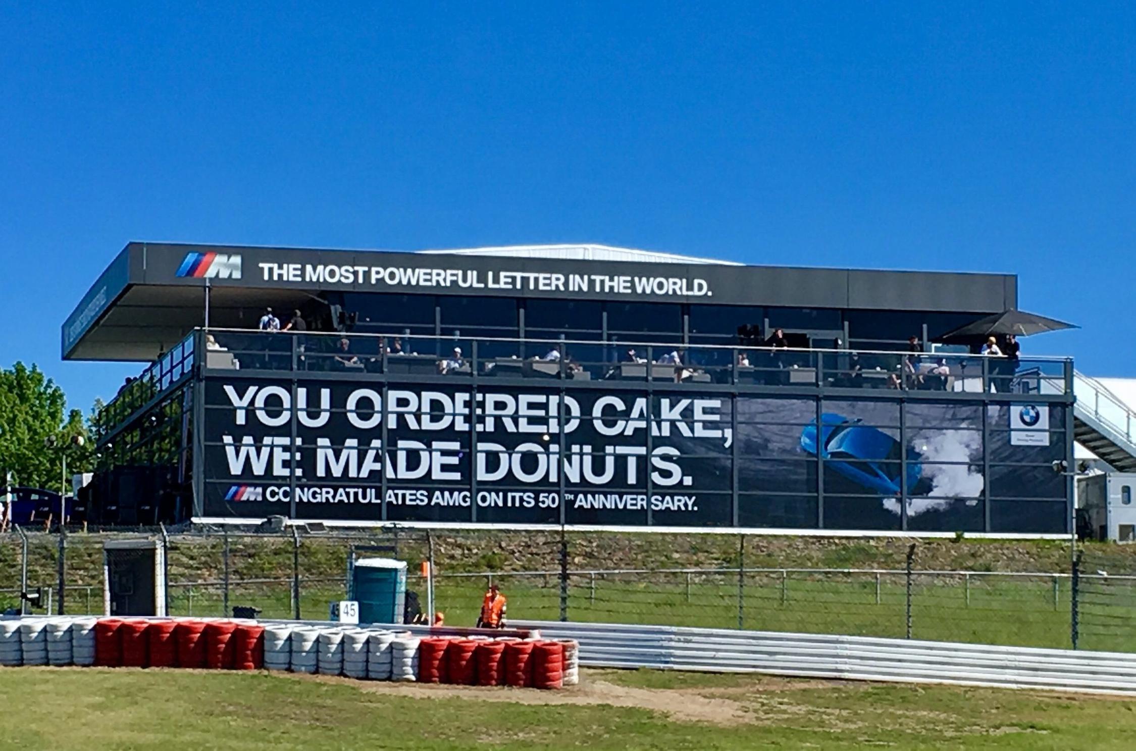 kak avtoproizvoditeli podkalyvayut drug