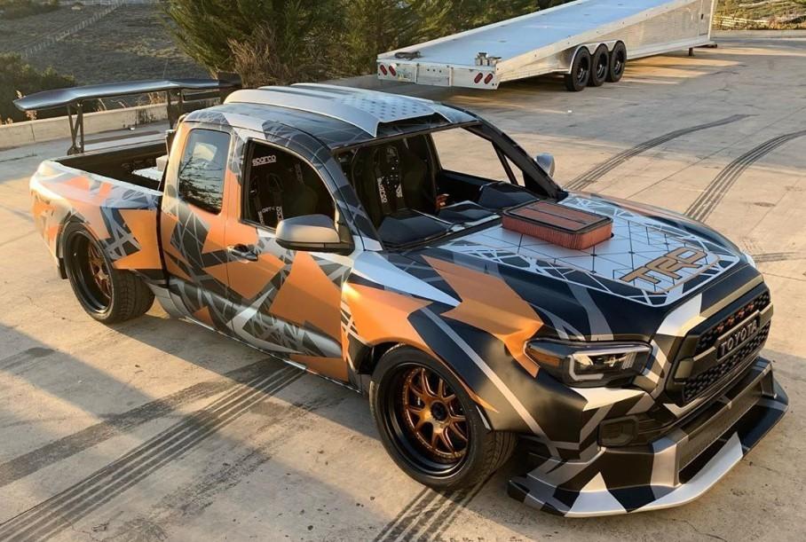 pikap toyota prevratili v 900 silnyj