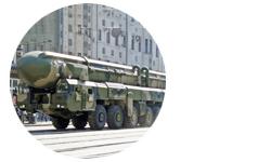 Предшественник – МАЗ-7919 – был компактнее. Семиосный автомобиль с двигателем от танка транспортировал МБР "Тополь". А вот "Тополь-М" возили уже на новом восьмиосном шасси.