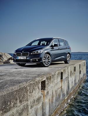 На Gran Tourer можно заказать светодиодные фары, адаптивный круиз, который обучен «ползти» в пробке, и еще целый ворох систем безопасности.