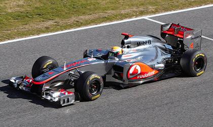 MP4-27
%Новый автомобиль внешне слишком сильно отличается от своих конкурентов. Но прямой нос, судя по всему, не мешает MP4-27 ехать быстро. И пилоты полны оптимизма – в отличие от прошлого сезона, тесты для команды прошли успешно. Пока складывается ощущение, что если кто и способен догнать Red Bull Racing, то в первую очередь парни из Уокинга.