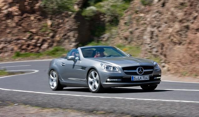 Для Mercedes-Benz SLK теперь предусмотрено три варианта подвески. Базовая; "спортивная", входящая в пакет AMG, - с уменьшенным на 10 миллиметров дорожным просветом и более жесткими калибровками пружин и амортизаторов; адаптивная, из пакета Dynamic Handling, которая доступна только вместе с активным рулевым управлением. Жесткость амортизаторов в последнем варианте может изменяться по команде электроники раз в 10 миллисекунд, а водителю дана возможность выбирать между "автоматически" и "спортивным" режимом работы подвески.