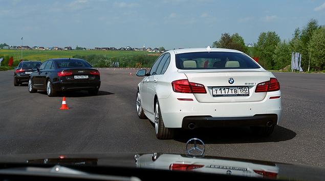 На специальном "кольце" демонстрируется работа системы ACC (Adaptive Cruise Control). Audi A6 движется "паровозиком" за внедорожником Q7, который меняет скорость, а иногда и останавливается. А6 его ритм движения полностью повторяет, хотя и с большей амплитудой.