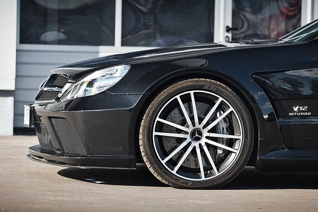 Тормоза достались Black Series от стандартного SL 65. Спереди диски диаметром 390 миллиметров и шестипоршневые суппорты, а сзади - 360 миллиметров и четырехпоршневые. Учитывая диету, на которую посадили Black Series, к тормозной системе претензий не возникло даже при замедлениях со скоростей, о которых вслух лучше не рассказывать.