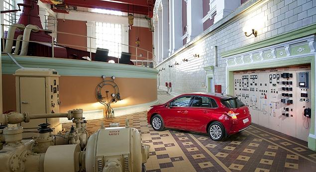 Из модельной гаммы исчез и эффектный трехдверный кузов, а прежняя округлая «пятидверка» обрела более простые формы классического хэтчбека. Но самое главное, если поставить предыдущую и нынешнюю модели рядом, то человеку, не сведущему в автомобильных делах, сложно будет понять, какая из машин появилась раньше, а какая позже. Плохо или хорошо это, сказать сложно, но С4 от этого не стал хуже. Силуэт вполне привлекательный -- просто еще один симпатичный хэтчбек.