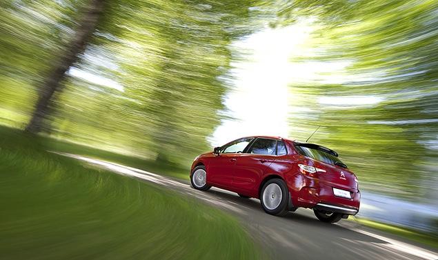 По прямой «Ситроен» едет уверенно и не требует дополнительного подруливания, вот только в околонулевой зоне рулю не хватает информативности и усилия. В поворотах автомобиль также ведет себя стабильно и предсказуемо, меняя направление почти без кренов, и лишь в пределе выплывает наружу передней осью. Система стабилизации «в базе» устанавливается только на версии с автоматической трансмиссией.