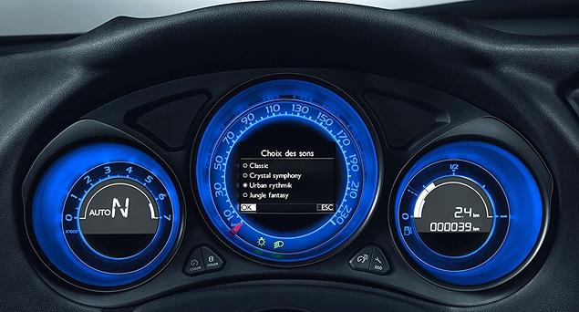 «Ситроеновцы» решили оригинальным способом индивидуализировать интерьер дорогой версии -- за счет функции регулировки подсветки приборов от белого до синего цвета, а также системы звукового оповещения. На выбор предлагается четыре полифонические темы (Classic, Crystal symphony, Jungle fantasy, Urban rythmik), которые заменяют информационные и предупредительные сигналы автомобиля. Забавная, но несколько бесполезная игрушка.