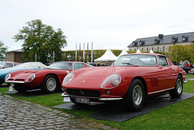 Ferrari 275 GTB “Shortnose” 1965 года (439 штук). На заднем плане: Bizzarini GT Strada 5300 в таком же вызывающе-красном цвете.
