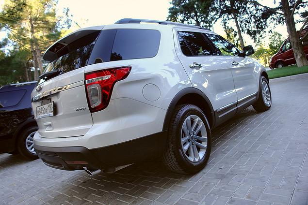 Длинный задний свес скрывает большой багажник и третий ряд сидений.