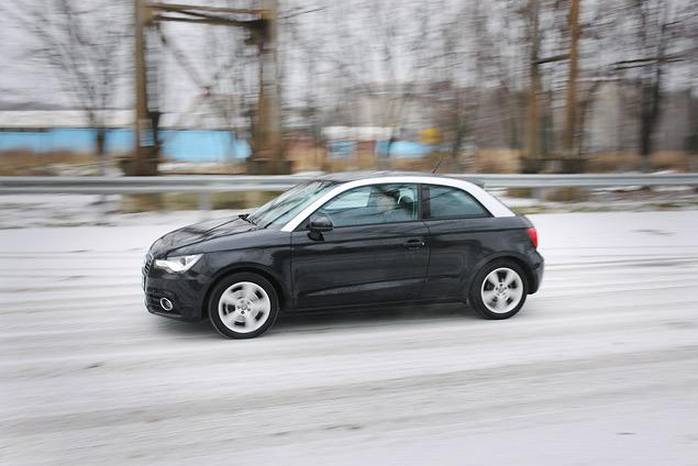 Audi следует за руками и ногами водителя почти без промедления даже на зимних шинах. В поворот входит очень охотно, а возникшую было недостаточную поворачиваемость легко «убить» сбросом газа. Понятная, доступная и даже азартная переднеприводная управляемость.