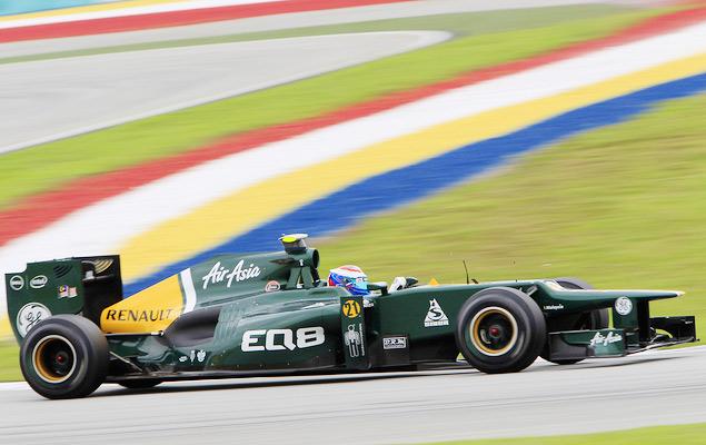 Виталий Петров впервые в сезоне добрался до финиша – причем, опередив напарника по Caterham Хейкки Ковалайнена. Россиянин уже по ходу тренировок был быстрее финна, и чуть не обошел его в квалификации: Хейкки опередил Петрова в последней попытке – Виталий проиграл напарнику четверть секунды. Тем не менее, стартовал Петров впереди Ковалайнена – финн был наказан за обгон машины безопасности в Австралии и потерял пять позиций на решетке в Малайзии относительно своего результата в квалификации. В гонке Виталий смотрелся уверенно и некоторое время шел в темпе пилотов из средней группы и порой даже догонял их. Финишировал Петров на 16 месте – в круге позади победителя. Ковалайнен стал 18-м.