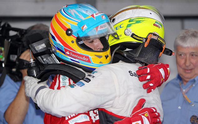 Алонсо и Перес после гонки.