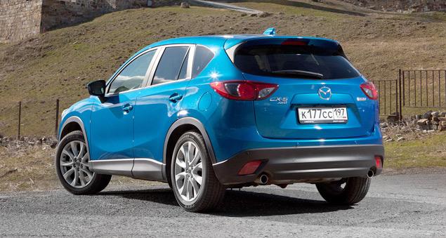 В ¾ сзади Mazda CX-5 выглядит наиболее динамично: спойлер на задней двери, ниспадающий рельеф боковин и остроугольные фонари создают «спортивное» настроение