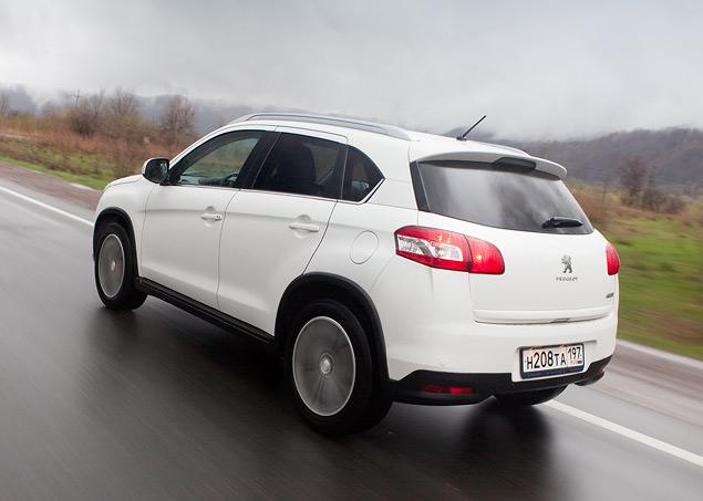 Взятый Peugeot курс на ужесточение подвесок не совсем оправдан на плохих дорогах. Но по ровному шоссе 4008 идет уверенно и стабильно