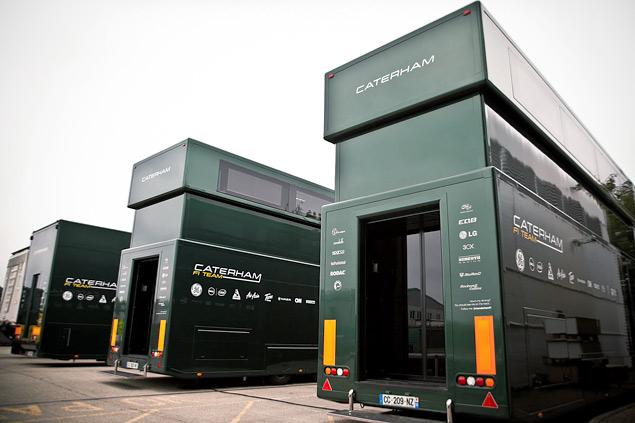 Три "гоночных грузовика" команды Caterham. Справа RT1 -- офисы гоночных инженеров и IT-персонала. В центре RT2 -- рабочая зона инженеров по гидравлике и электронике, здесь же хранятся многие запчасти и инструменты. Слева RT3 -- грузовик, перевозящий боевые автомобили. Кроме того, в нем располагаются офисы сотрудников отделов маркетинга и коммуникаций.