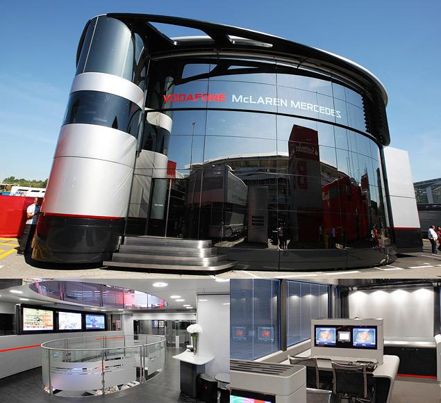 McLaren Brand Centre. 18 метров в длину, 14 метров в ширину, три этажа. Внутри -- две комнаты пилотов, с личным туалетными комнатами и душевыми кабинами, кабинет руководителя команды, две переговорные, медицинский кабинет, пять офисов, комната для технического персонала, две дополнительные уборные. На первом этаже -- кухня и гостевая зона на 60 человек. Всего в моторхоуме 140 "посадочных мест". На трех уровнях развешаны более 50 плазменных панелей. Чтобы собрать Brand Centre, требуется 35 часов непрерывной работы, разобрать -- 22 часа.
