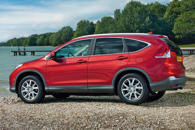 Не самое удачное изменение -- уменьшенный на 20 миллиметров клиренс (до 165 миллиметров). Обновилась и система полного привода - здесь теперь используется электрогидравлический насос вместо механического. Трансмиссия стала легче на 17 процентов, а потери на трение снизились почти в полтора раза.