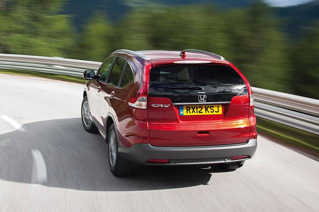 В поворотах CR-V кренится не сильно, а руль наливается приятной тяжестью. Жаль, что на прямой он становится почти невесомым и не передает никакой информации.