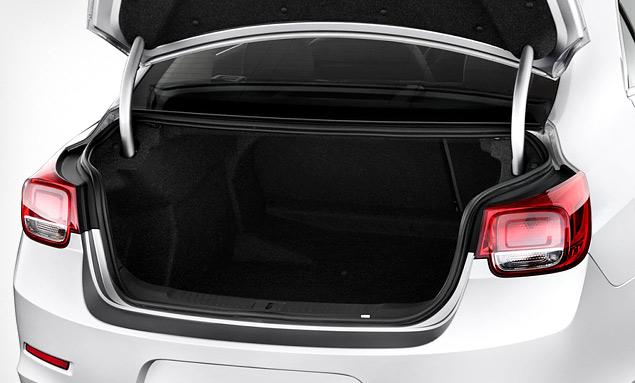 Объем багажника Chevrolet Malibu составляет 545 литров. Спинки задних сидений складываются в пропорции 60:40.