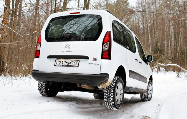 Ходы подвесок у Berlingo Trek, конечно, совершенно легковые. Вывесить колеса очень легко -- как передние, так и задние. Справиться с ситуацией помогает блокировка переднего дифференциала, которая, правда, порой срабатывает со страшными воющими звуками