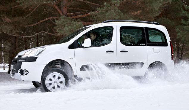 Глубина снежного покрова составила около 14-15 сантиметров, но для Berlingo Trek это просто семечки