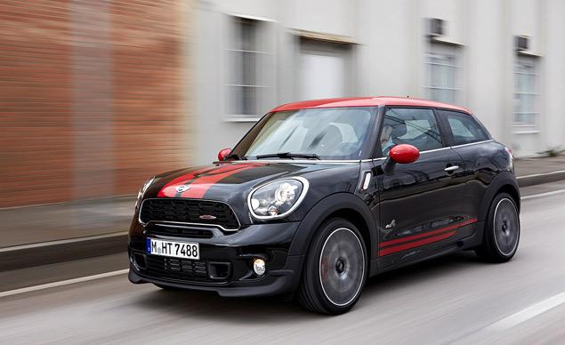 За доплату на Mini John Cooper Works Paceman можно поставить шестиступенчатый "автомат": с ним разгонная динамика остается на уровне "механики" (6,9 секунды до сотни), а максимальная скорость падает с с 226 до 224 километров в час. Полный привод, в отличие от обычных версий Paceman, уже в базовой комплектации.