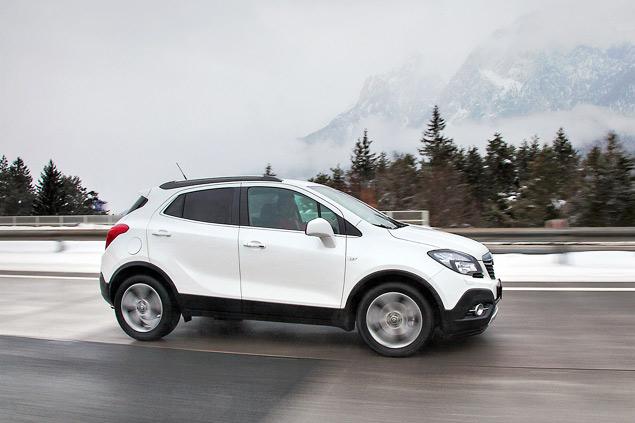 На максимальную скорость, задекларированную производителем, Opel Mokka выходит очень долго. Разгон после 130-140 километров в час скисает совсем. Но в итоге «Мокка» все же набрала заявленные 180 километров в час, при этом оставшись очень тихой и абсолютно управляемой.