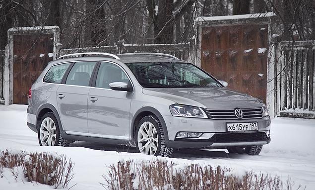 Вид сбоку - не самый удачный для любого универсала VW Passat. Однако неказистый силуэт с отвесной задней дверью оборачивается действительно вместительным багажником.